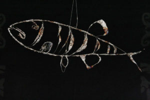 "Windfisch (Gartenobjekt)" – Axel Luther | Edelstahldraht und Edelstahlfolie, rostfrei | Maße: L:60 cm, H:25 cm, B:12cm | Mindestgebot: 120 Euro | Website: www.lutherart.de | Kontakt: axelluther@googlemail.com