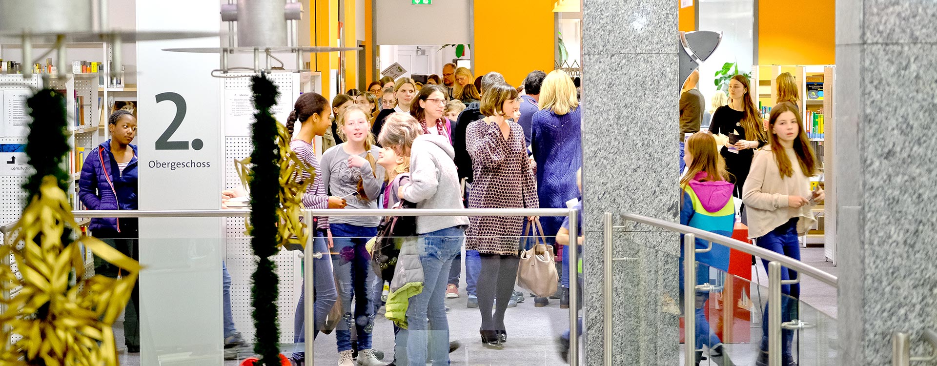 RW21 Menschenansammlung im 2. Obergeschoss
