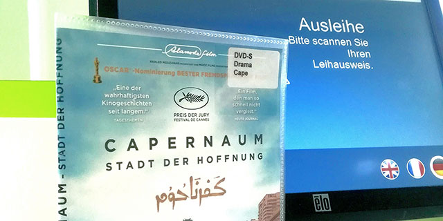 DVD steht vor einem Monitor