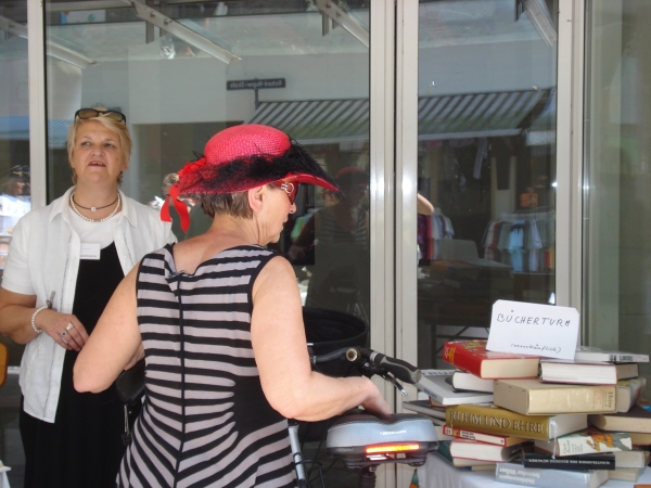 Bürger bauen einen Bücherturm – Stadtbibliothek Bayreuth