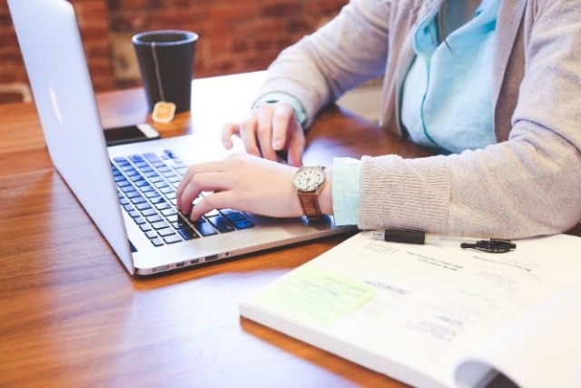 Frau sitzt am Laptop