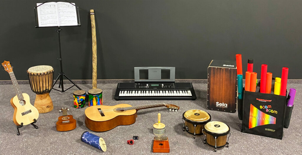 Viele Instrumente liegen auf dem Boden