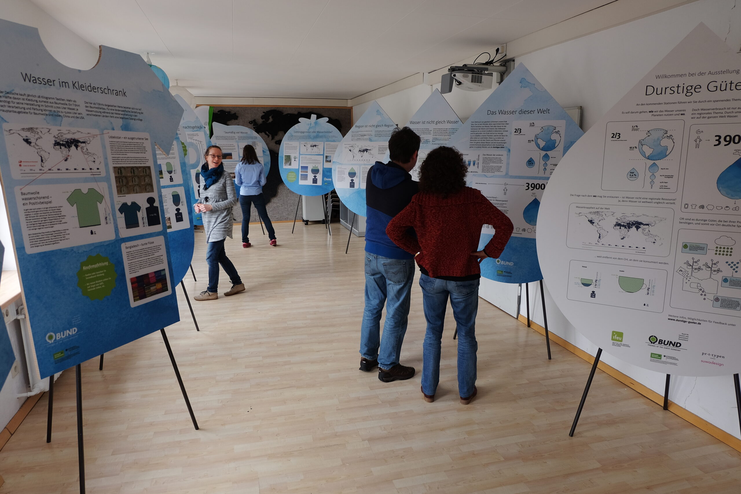 Menschen betrachten eine Ausstellung