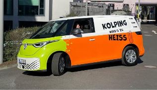 Klimamobil in den Farben Weiß, Orange und Grün