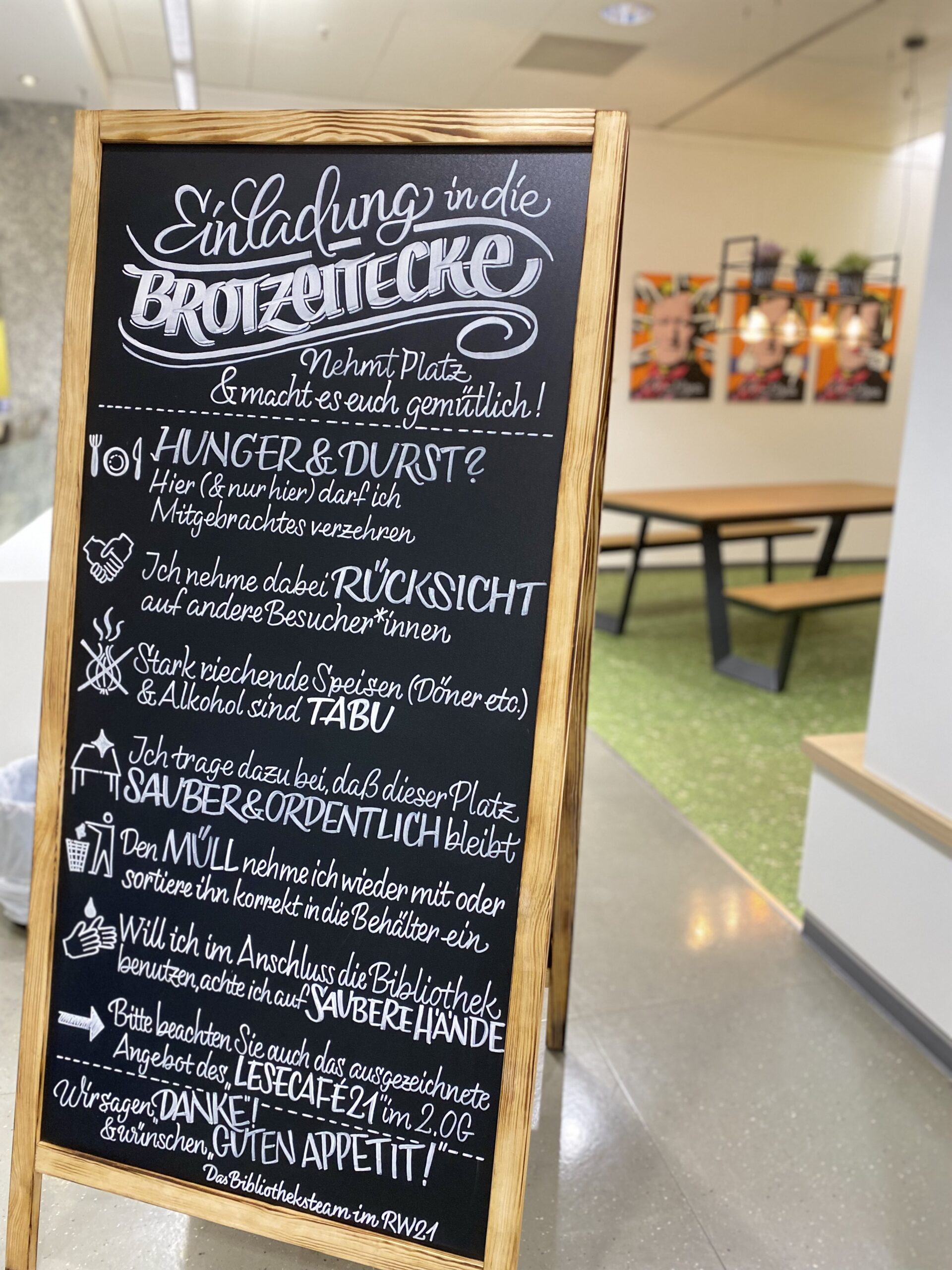 Schiefertafel mit Regeln in Letteringschrift.