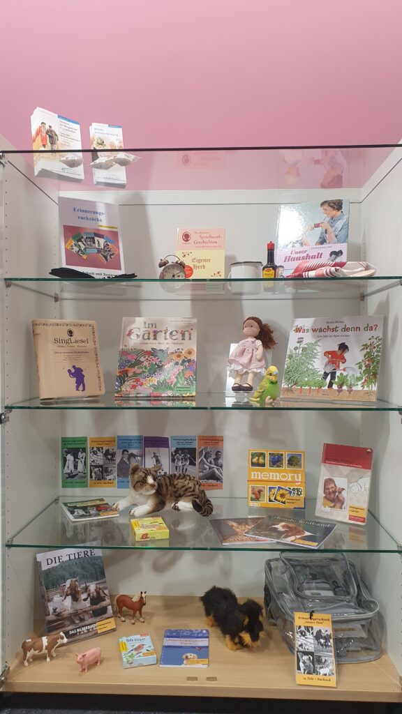 Eine Vitrine mit mehreren Gegenständen und Medien.