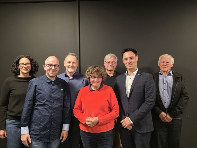 Eine Gruppe von sieben Menschen, die den Vorstand des Fördervereins bilden.