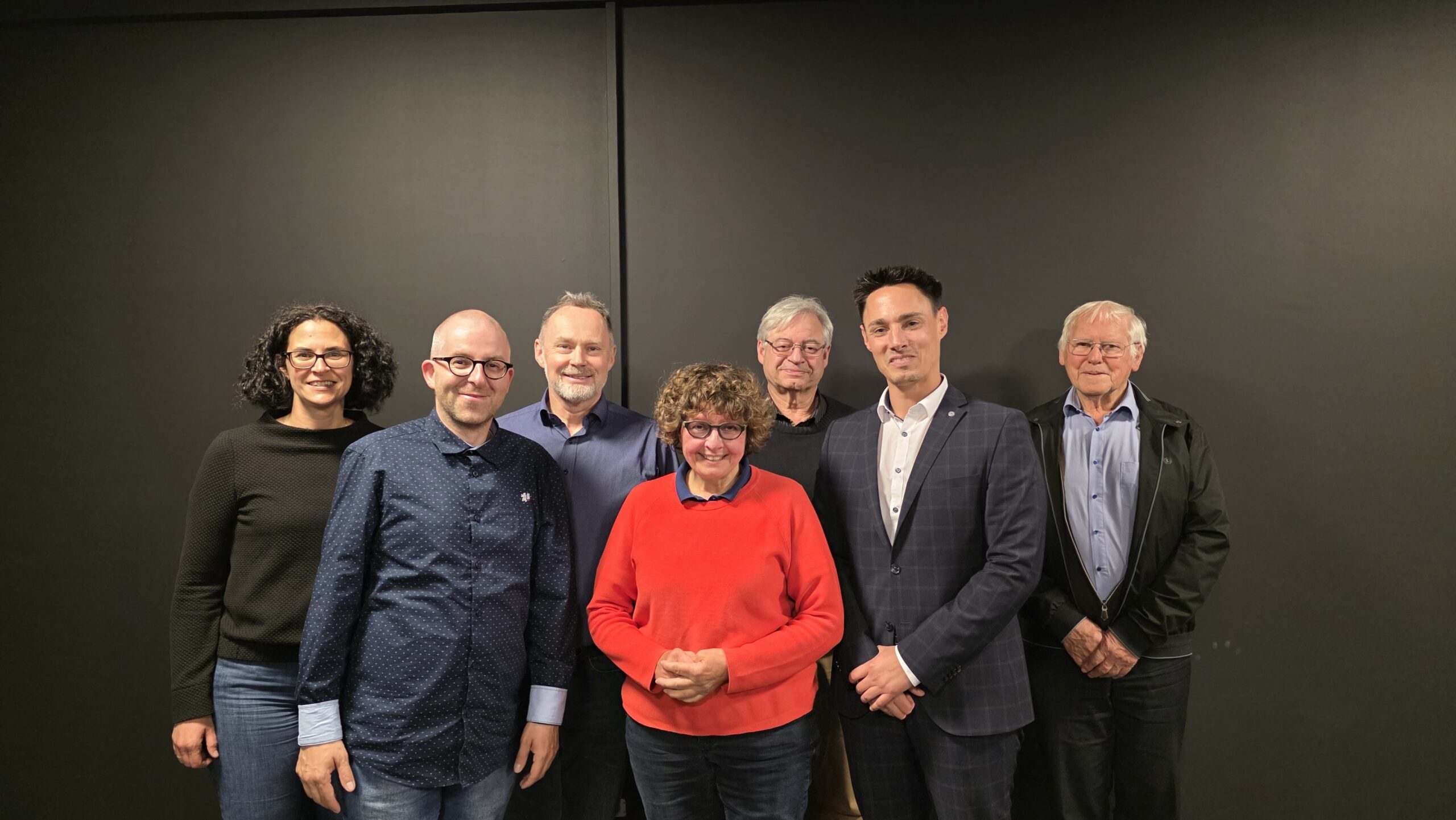 Eine Gruppe von sieben Menschen, die den Vorstand des Fördervereins bilden.