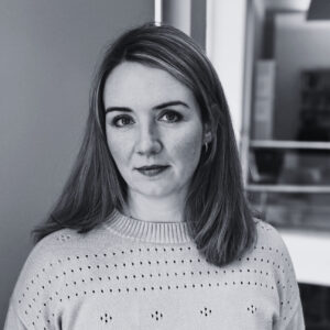 Frau mit schulterlangen Haaren