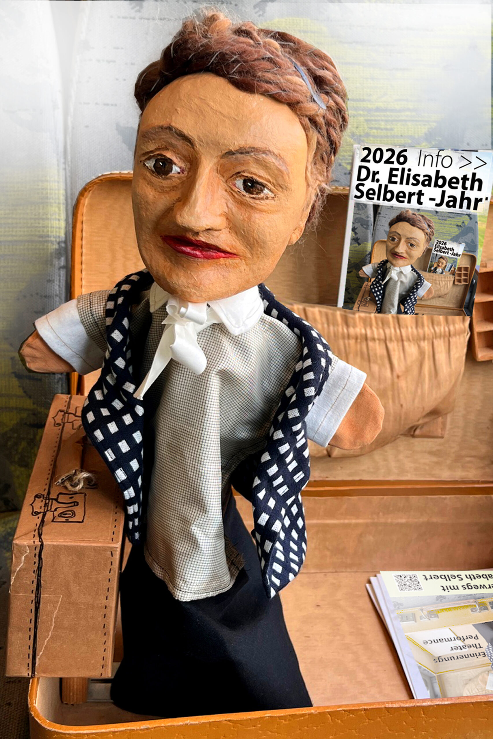 Eine Handpuppe von Elisabeth Selbert in einem Koffer