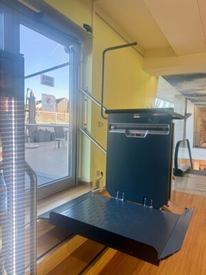 Ein Plattformlift, der auf eine Dachterrasse führt