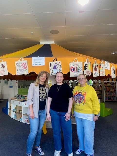 Katharina Schwab-Stepanenko (Lehrerin der Mittelschule Bayreuth-Altstadt), Alexandra Warzecha (Leitung Kinder- und Jugendbibliothek), Adèle Kratzer (Lehrerin der Mittelschule Bayreuth-Altstadt).