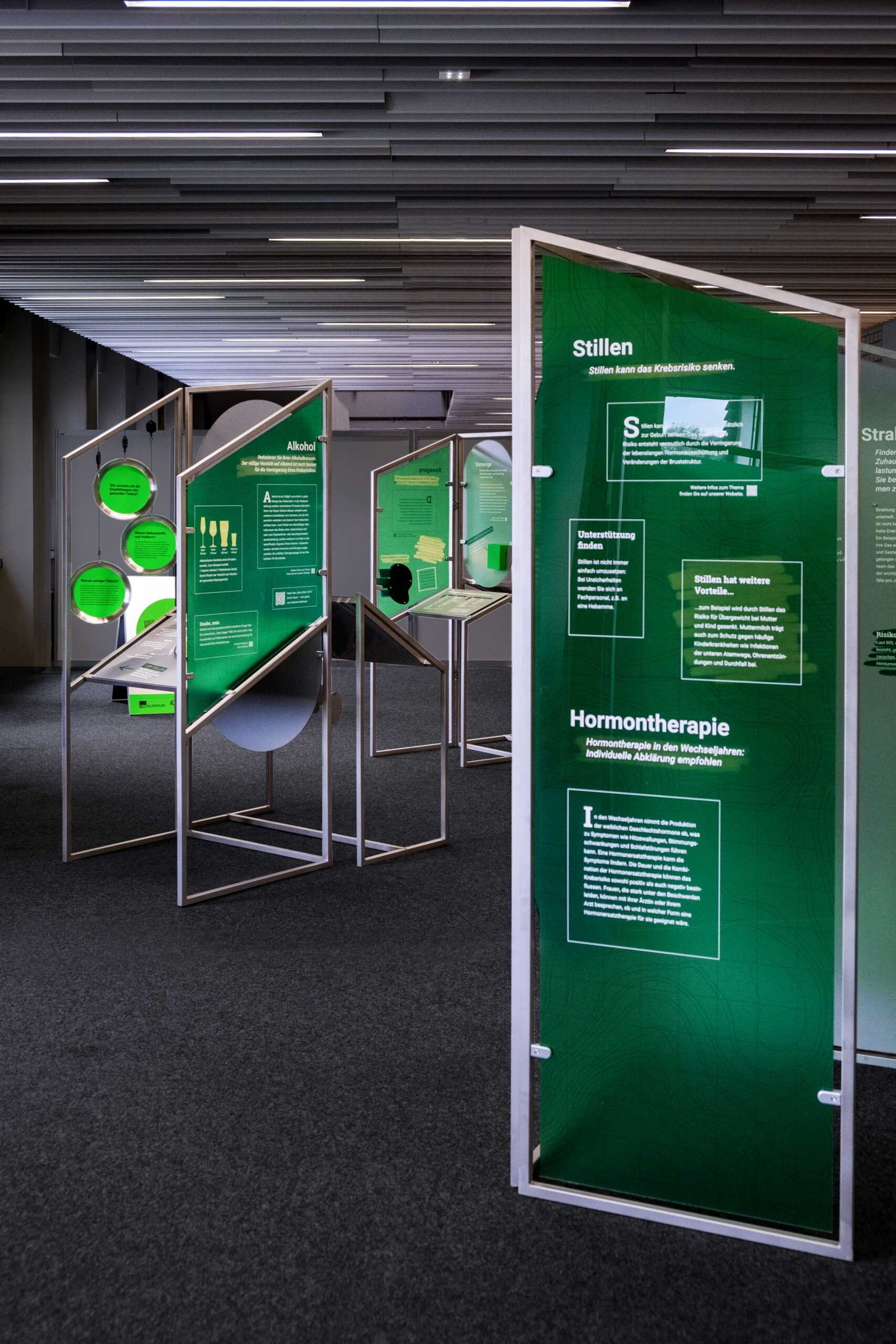 Aufsteller der Ausstellung "Schritt für Schritt durch die Krebspräventation"