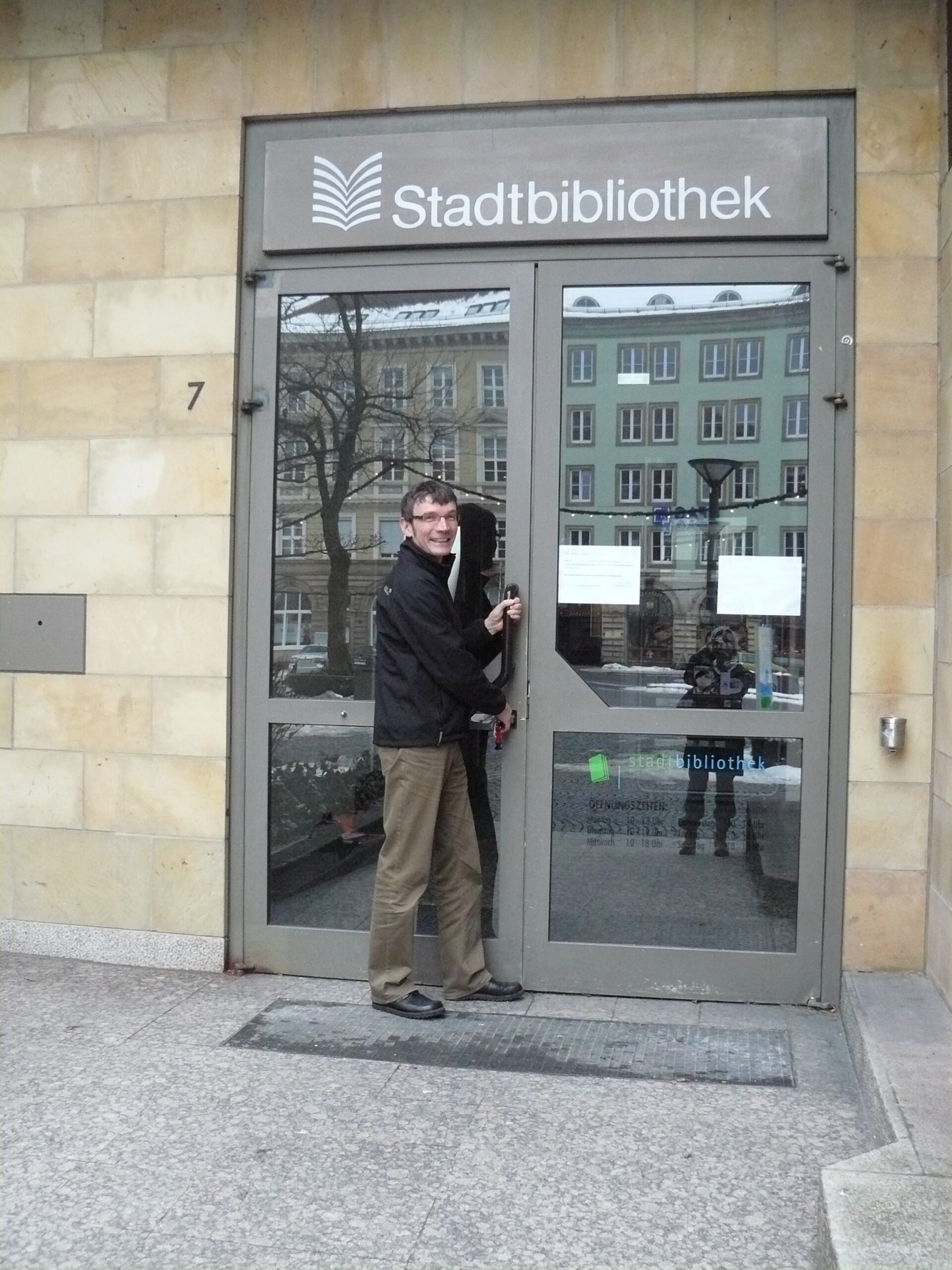 Jörg Weinreich schließt die ehemalige Bibliothek am Luitpoldplatz zum letzten Mal ab.