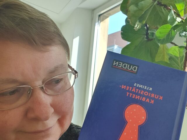 Heike Enders stellt das Buch Kleines Kuriositätenkabinett der deutschen Sprache vor