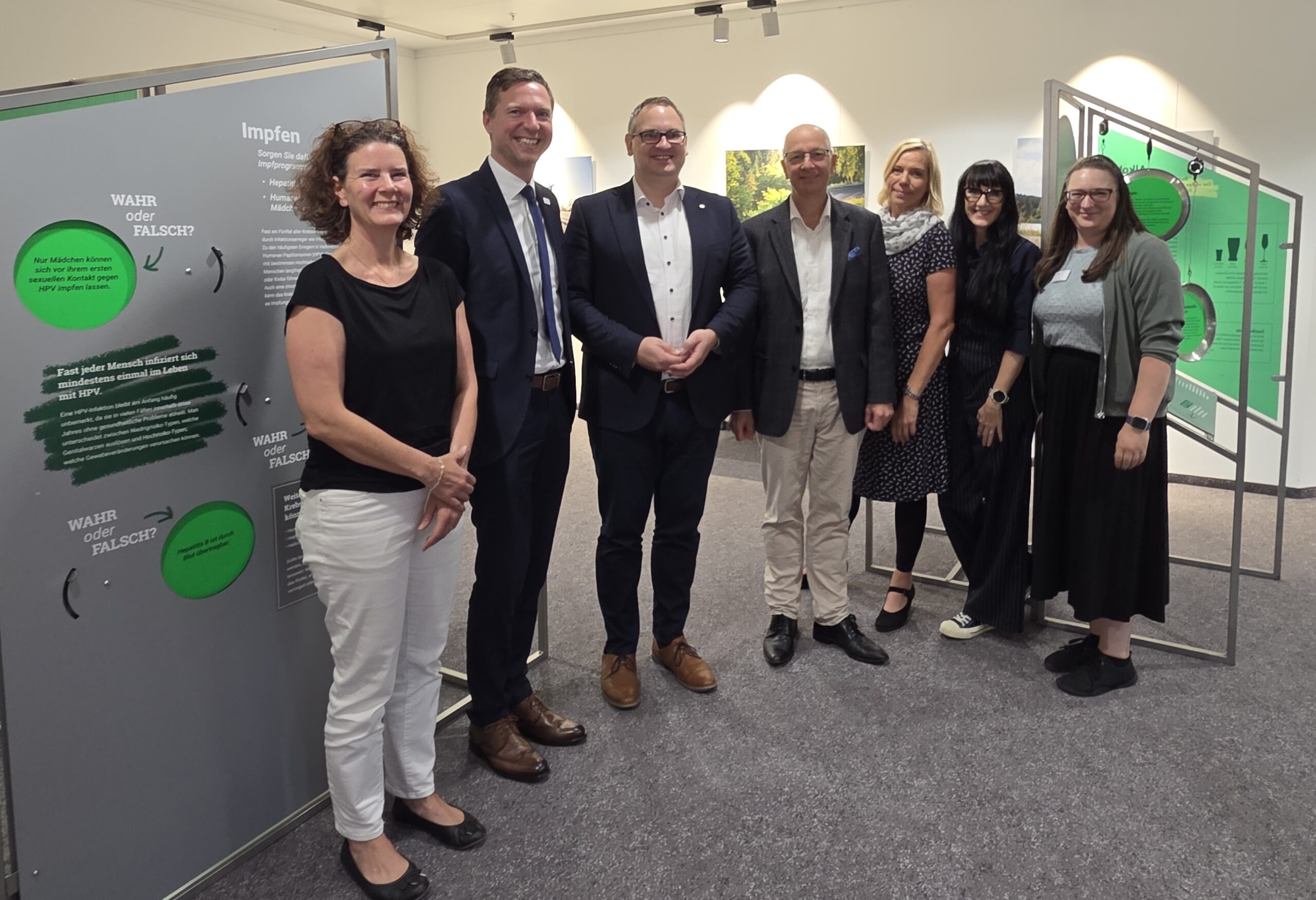 Melanie Vogt (stellv. Leitung der RW21 vhs Bayreuth), Florian Wiedemann (Landrat Landkreis Bayeuth), Stefan Schuh (2. Bürgermeister Stadt Bayreuth), Univ.-Prof. Dr. med. Christoph Mundhenke (Klinikdirektor der Frauenklinik, Klinikum Bayreuth) Eva Rundholz (Regionalmanagerin der Region Bayreuth), Monika Pellkofer (Regionalmanagerin der Region Bayreuth), Carina Falke (Leitung Öffentlichkeitsarbeit der RW21 Stadtbibliothek Bayreuth)